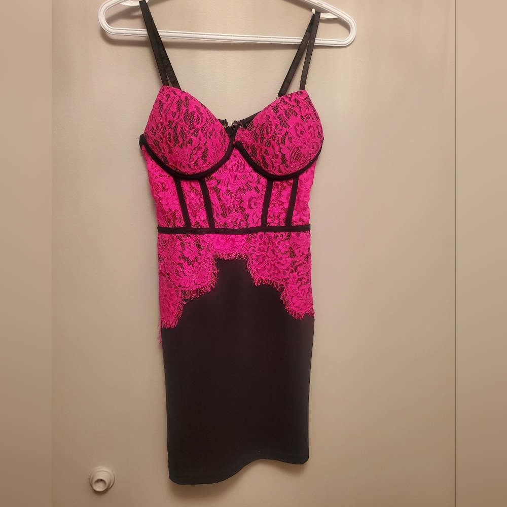 Entry hot pink lace/black dress size M